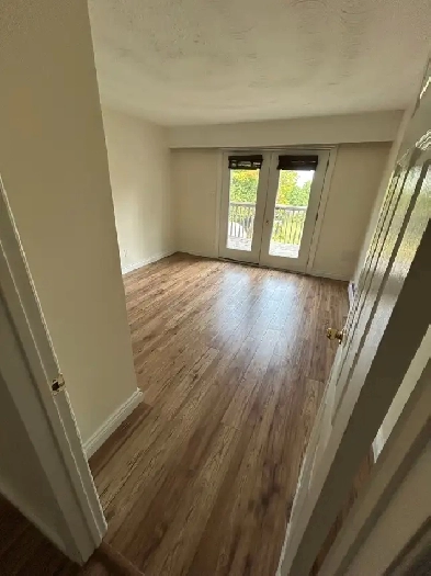 Newly Renovated 2 Brdrm   Den Apt for Rent (1,000sqft) Image# 1