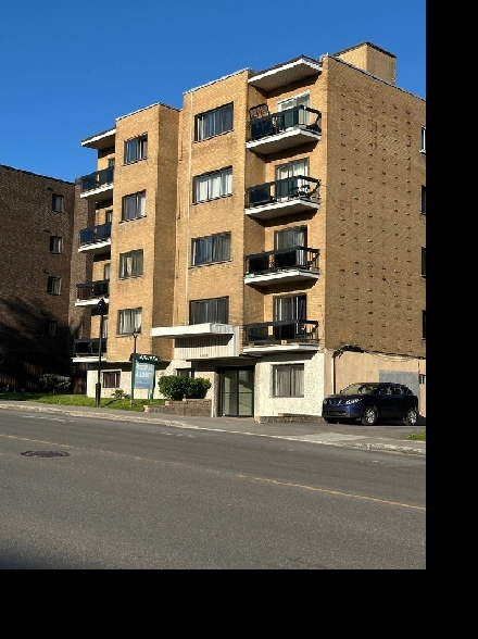 Near Metro Snowdom 3 1/2, 4 1/2 apartment for rent Image# 1