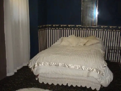 Quiet  xclean  queensize  room Traf upper middle in exe home Image# 1