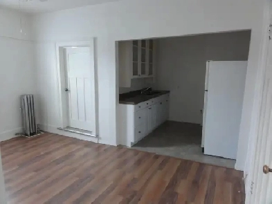 QUAINT & QUIET ON THE HILL Image# 6