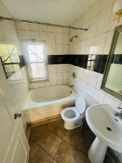 MASTER BEDROOM WITH ATTACHED WASHROOM AVAIALBLE IN MISSISSAUGA Image# 1