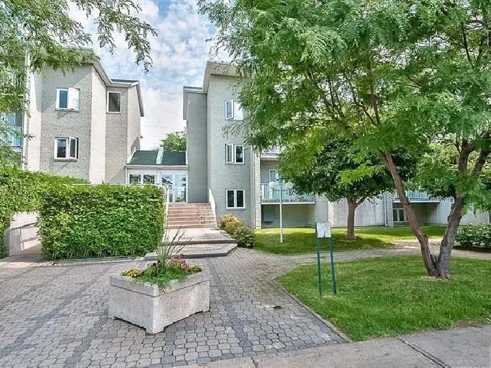 Grand condo unique de 700 pi/carré