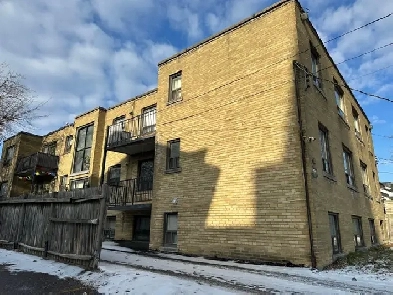 Spacious and Bright 2 Bedroom apartment in Lakeshore Image# 1