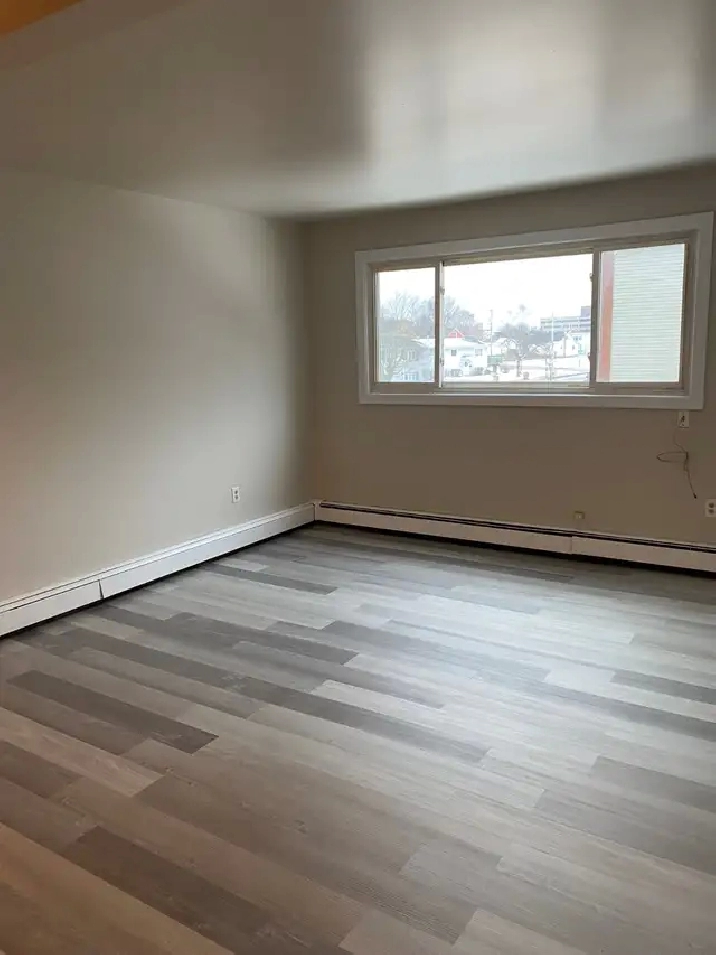 BRIGHT & SPACIOUS 2- BEDROOM APARTMENT AVAILABLE NOW!