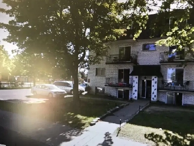 Vieux Longueuil beau et grand 5½, chauffé et eau chaude inclus Image# 1