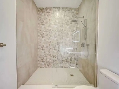 2 Bedroom-Main Floor-Parking-Centrally Located Image# 1