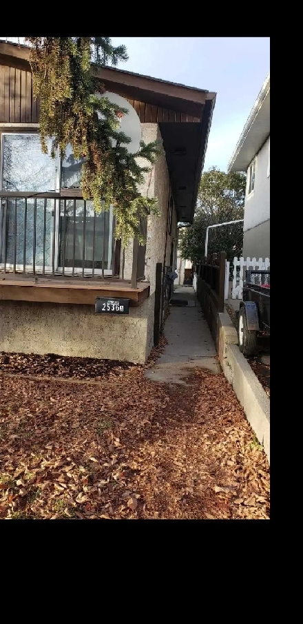 2 Bedrooms Mainfloor House