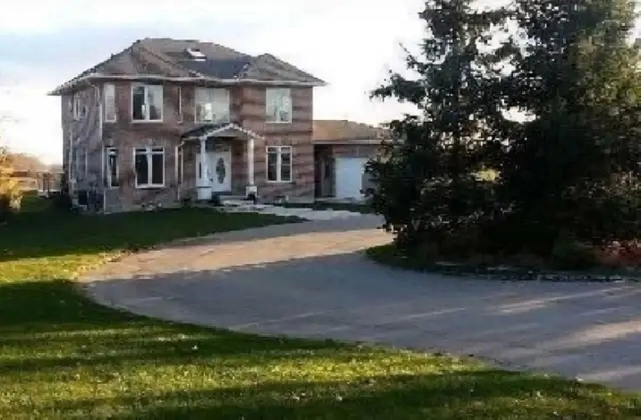 HUGE LOT: 3 Bedroom   2.5 Bathroom House in Nobleton