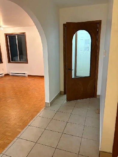 TRÈS TRÈS GRAND 6 1/2 avec cour et garage à louer à Vimont Laval Image# 1