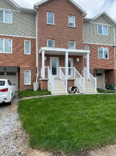 BRIGHT 1 BED/BATCHELOR GROUND FLOOR UNIT| WALKOUT YARD | WELLAND Image# 1