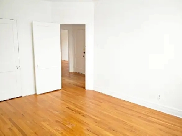 WOW! BEAU GRAND 7 1/2 - 4 CAC - QUARTIER SUPER CHIC - MONT ROYAL Image# 1