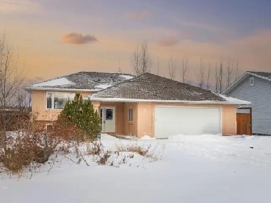 OH! Spacious & Fully-Finished 5bdrm Home w/ Dbl-Att Garage! Image# 2