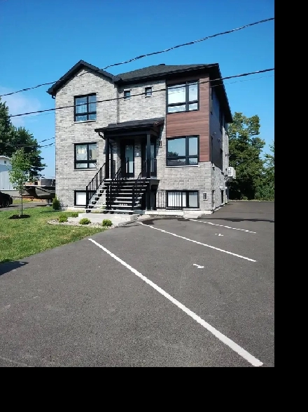 5 ½ Ste-Marie–Madeleine (Rive -Sud) Style condo  Haut triplex Image# 1