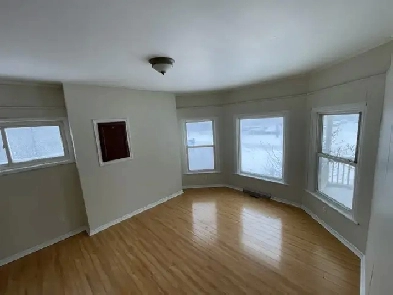 WELLAND Charming & Spacious 2 Bed Apartment in Town Centre Image# 1