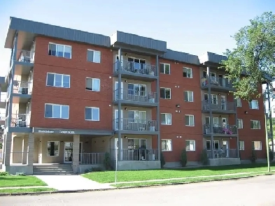 1 bedroom/den in secured building with elevator