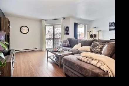 TRES GRAND 4 1/2 AVEC SALON EN COIN - JUILLET 2026 Image# 1