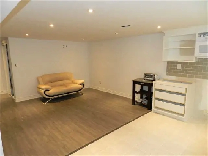 2 BEDROOM - 1 BATHROOM LEGAL BASEMENT AVAILIABLE!