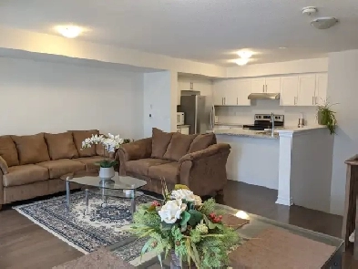 Stunning Modern 2 Bedroom Townhouse For Rent in Whitby! Image# 1