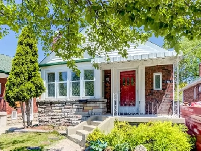 Fully Renovated 3 bedroom Main Floor- New Kitchen - Parking Image# 1