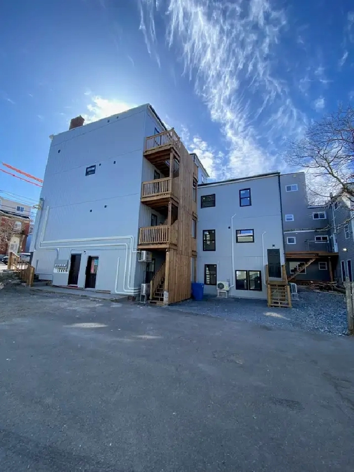 Beautiful and Modern 2BR/2BA uptown, A/C, W/D, Top Floor