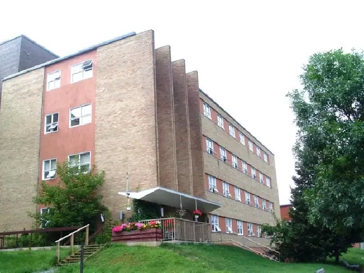 PARRY SOUND: THOMSON HEIGHTS APTS- Bachelor Suite