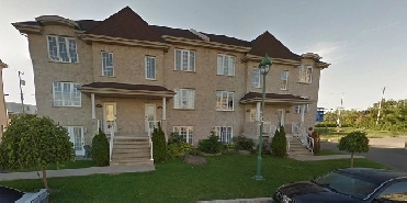 Superbe condo 4 ½ sur 2 étages – Emplacement recherché Laval Image# 9