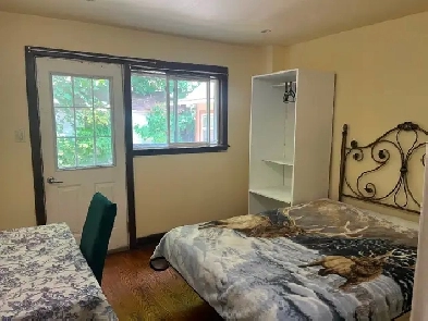 BRIGHT ROOM MAIN FL-50m TO PLAZA STEELES/BATHURST NEAR GROCERY Image# 1