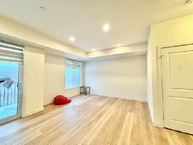 ELEGANT 2-BEDROOM CONDO-TOWNHOUSE WITH MODERN FINISHES