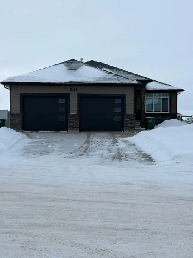 Luxury 4-Bed Walkout Bungalow in Stonebridge for Rent Image# 1