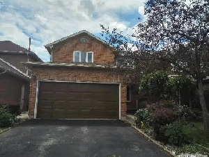 Main Floor room for rent walking to Erin Mills Town Centre Image# 1