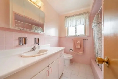 MAIN UPPER LEVEL ROOMS FOR RENT WESTWOOD MALL MALTON MISSISSAUGA Image# 1