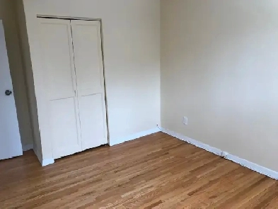 VERY BRIGHT ROOM MAIN FL-1min TO BUS/GROCERY STEELES AND BATHURS Image# 5