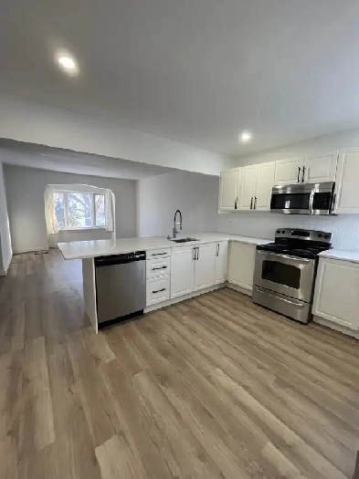 Single Family Home in West Fort Garry Image# 1