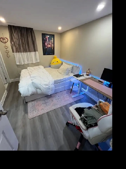 FURNISHED MASTER BEDROOM WITH ATTACHED WASHROOM NEAR SQUARE ONE Image# 1