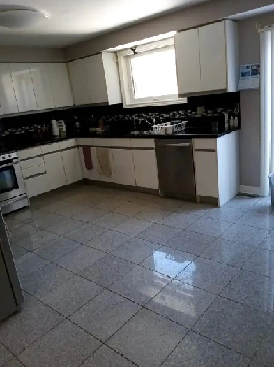 Richmond Hill second floor room for rent Image# 4