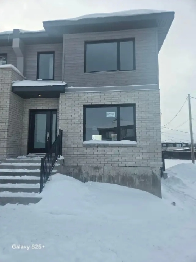 New Semi-detached Townhouse / Nouvelle Belle maison jumelée