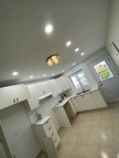 GRAND 5 ET DEMI AVEC BUREAU METRO SAUVÉ ( 3 CHAMBRES ) Image# 1