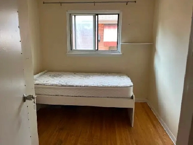 STEELES AND BATHURST BRIGHT ROOM MAIN FLOOR NORTH YORK NEAR BUS Image# 1