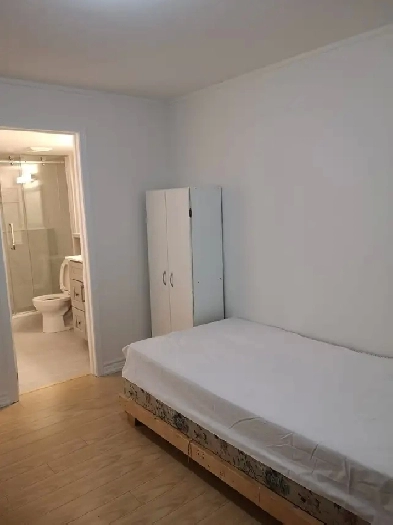 Room with Private Bathroom in Central Mississauga Image# 1