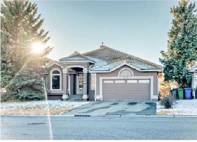 BEAUTIFUL HOME ON GOLF COURSE NEAR THE LAKE!! Image# 1