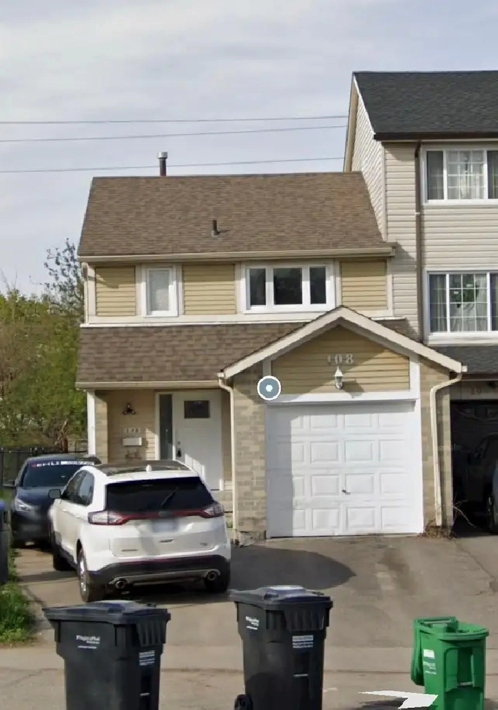 3 Bed/2 Bath Corner Townhouse Up For Lease In Brampton