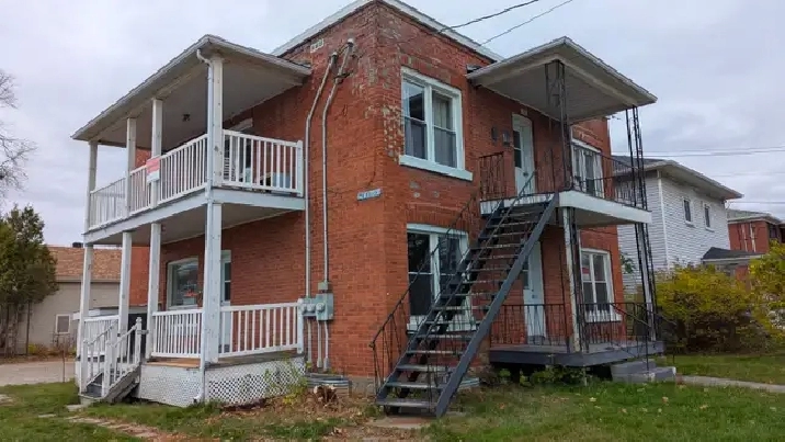 Triplex en brique à vendre