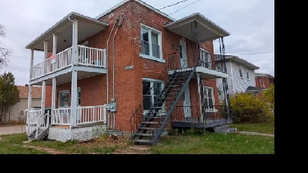 Triplex en brique à vendre