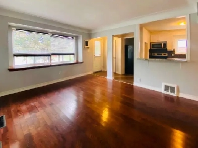 East Mountain, 3 Bedrooms main floor home Image# 3