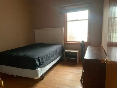 Spacious Main Floor Room in Banff Trail close to UC/SAIT Image# 1