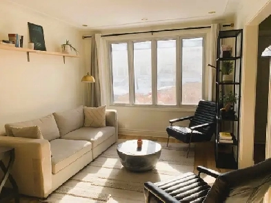 Magnifique maison meublée à 3 étages avec grande cour privée! Image# 1