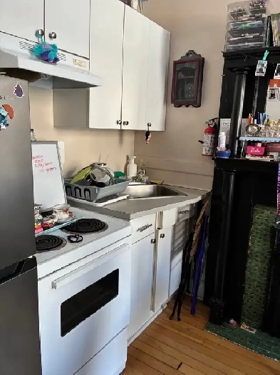 Nice and bright bachelor unit- Centretown - Available April 1st! Image# 1