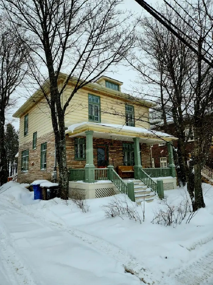 Maison de caractère  –  Cœur du centre‑ville de Rimouski