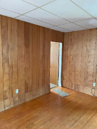 Vintage 1 Bedroom plus Den Great Location