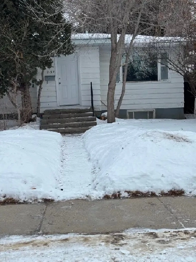 2 BEDROOM MAIN FLOOR HOUSE EAST SIDE UTILITIES INCLUDED. Image# 1